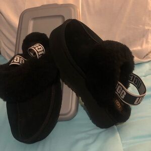 UGG Woman’s Black Fluffy Slippers
